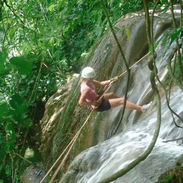 Practicar rappel – TABASCO, AVENTURA Y ECOTURISMO